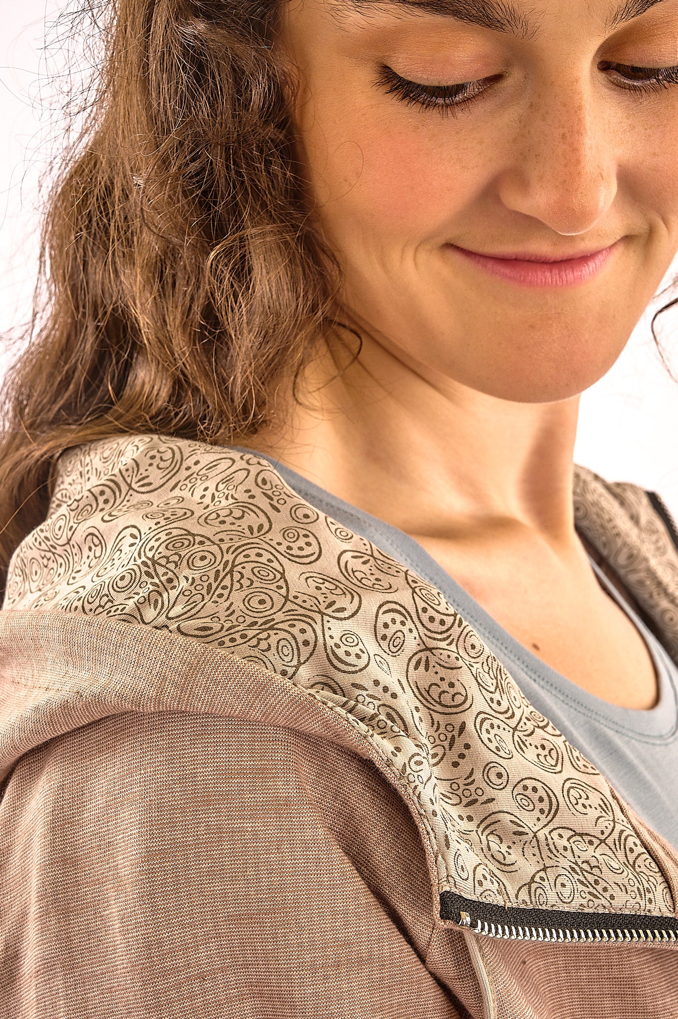 YB-02 - NAT – Organic Cotton Zipped Hoodie Women's