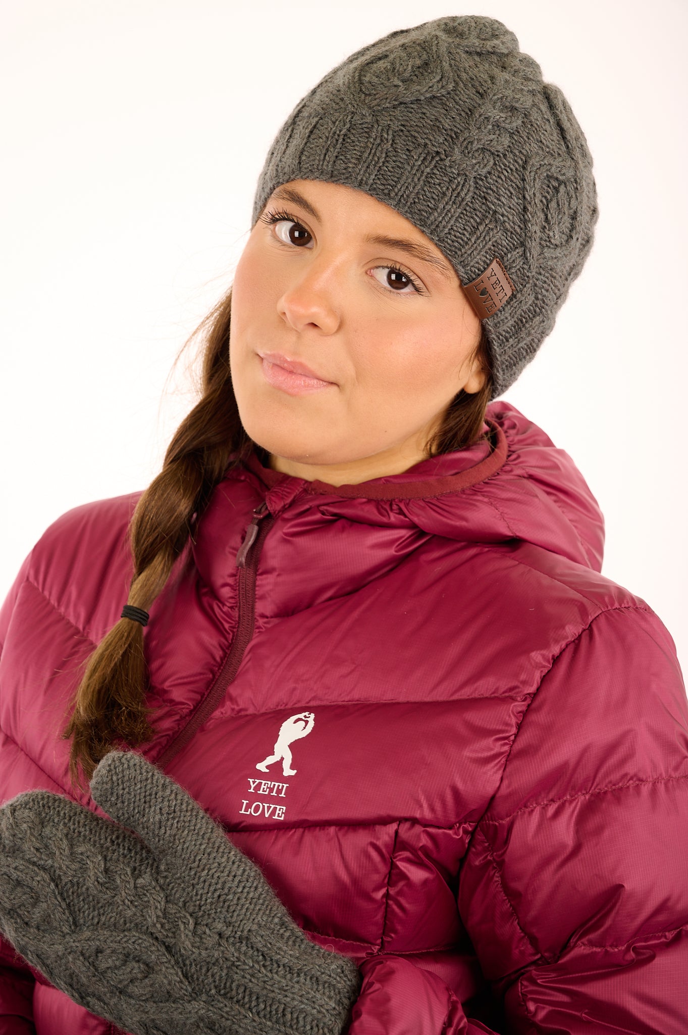 98 YAF25-04 - Bonnet tricoté à la main 100% laine avec torsade