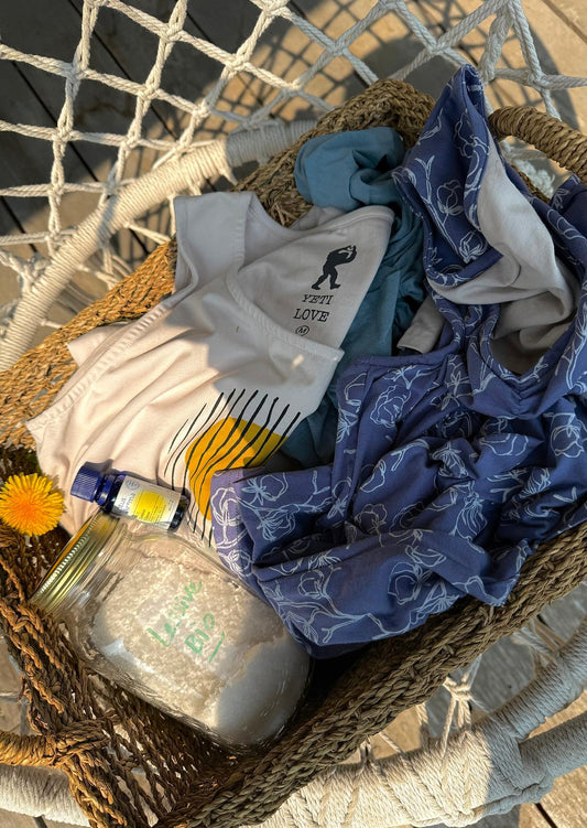 Lessive en coton bio dans un panier tressé au soleil