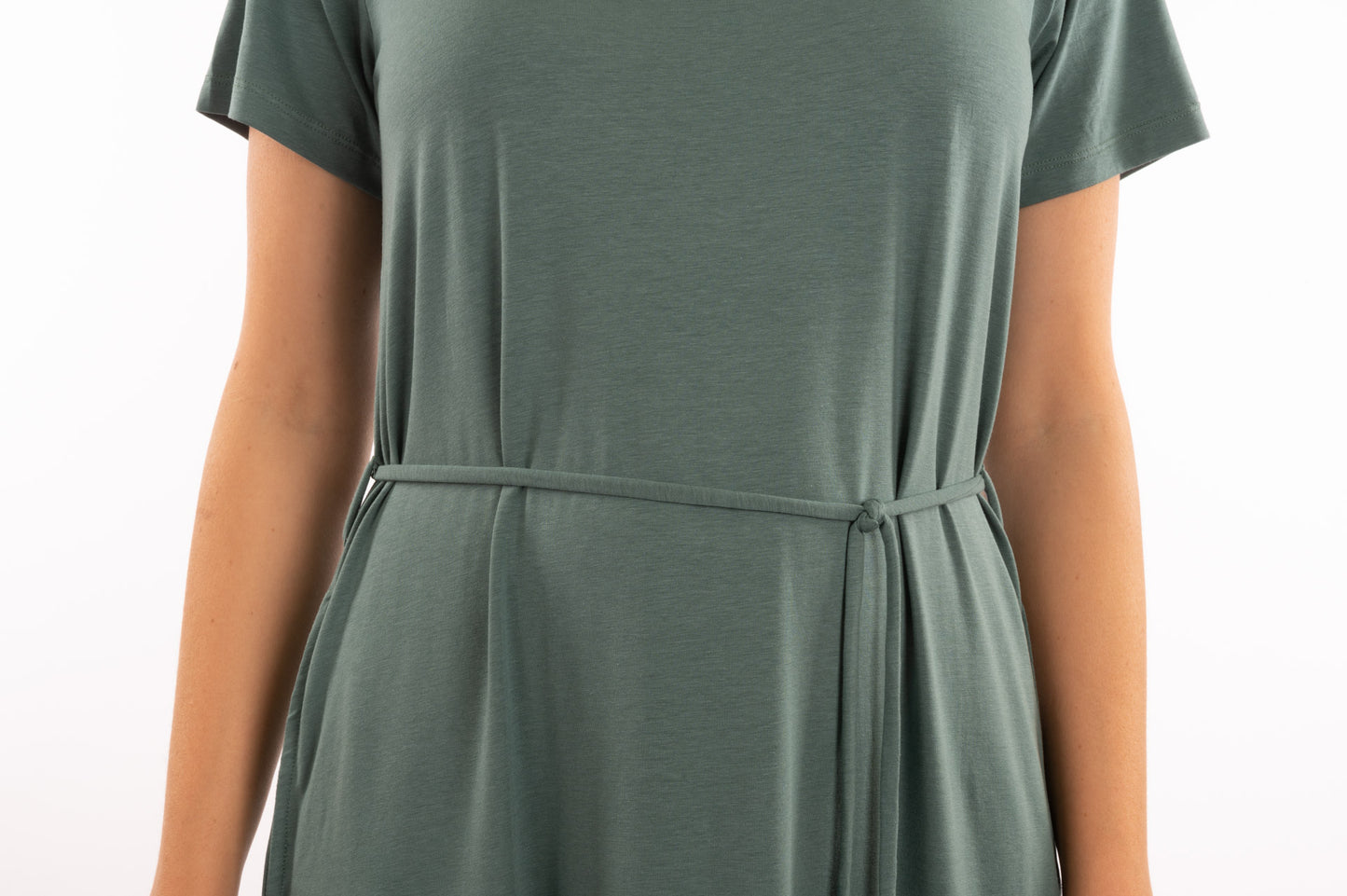 T1V-40 - YEUX VERTS - Robe soyeuse en coton bio avec ceinture fine