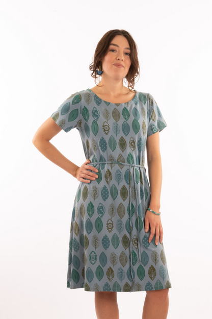 T1V-40 - YEUX VERTS - Robe soyeuse en coton bio avec ceinture fine