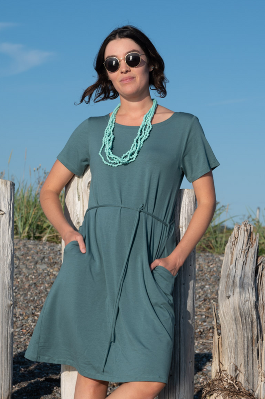T1V-40 - YEUX VERTS - Robe soyeuse en coton bio avec ceinture fine