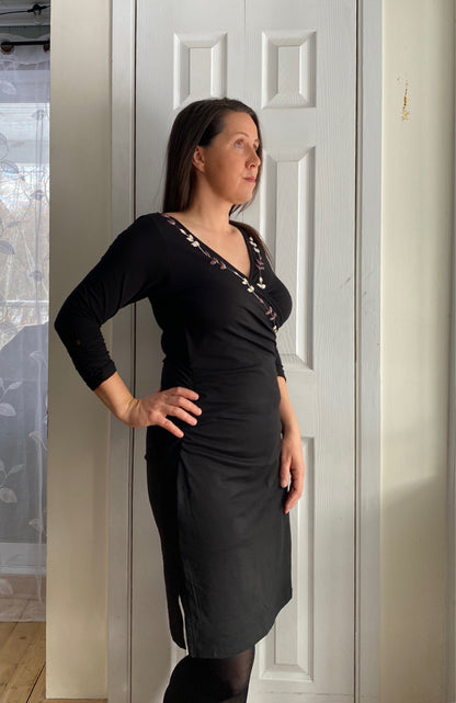 TF25-03 - ZELONA : Robe portefeuille en coton biologique avec broderies artisanales