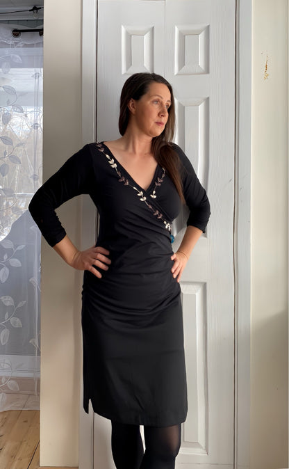 TF25-03 - ZELONA : Robe portefeuille en coton biologique avec broderies artisanales