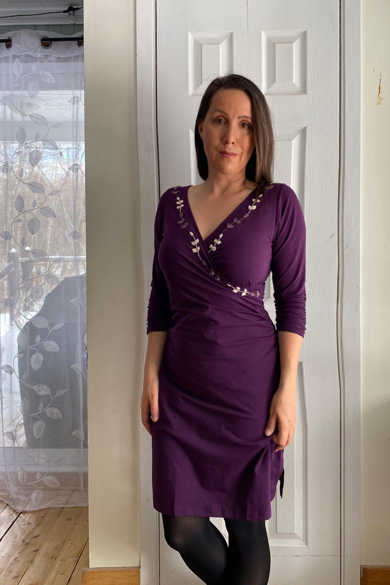 TF25-03 - ZELONA : Robe portefeuille en coton biologique avec broderies artisanales